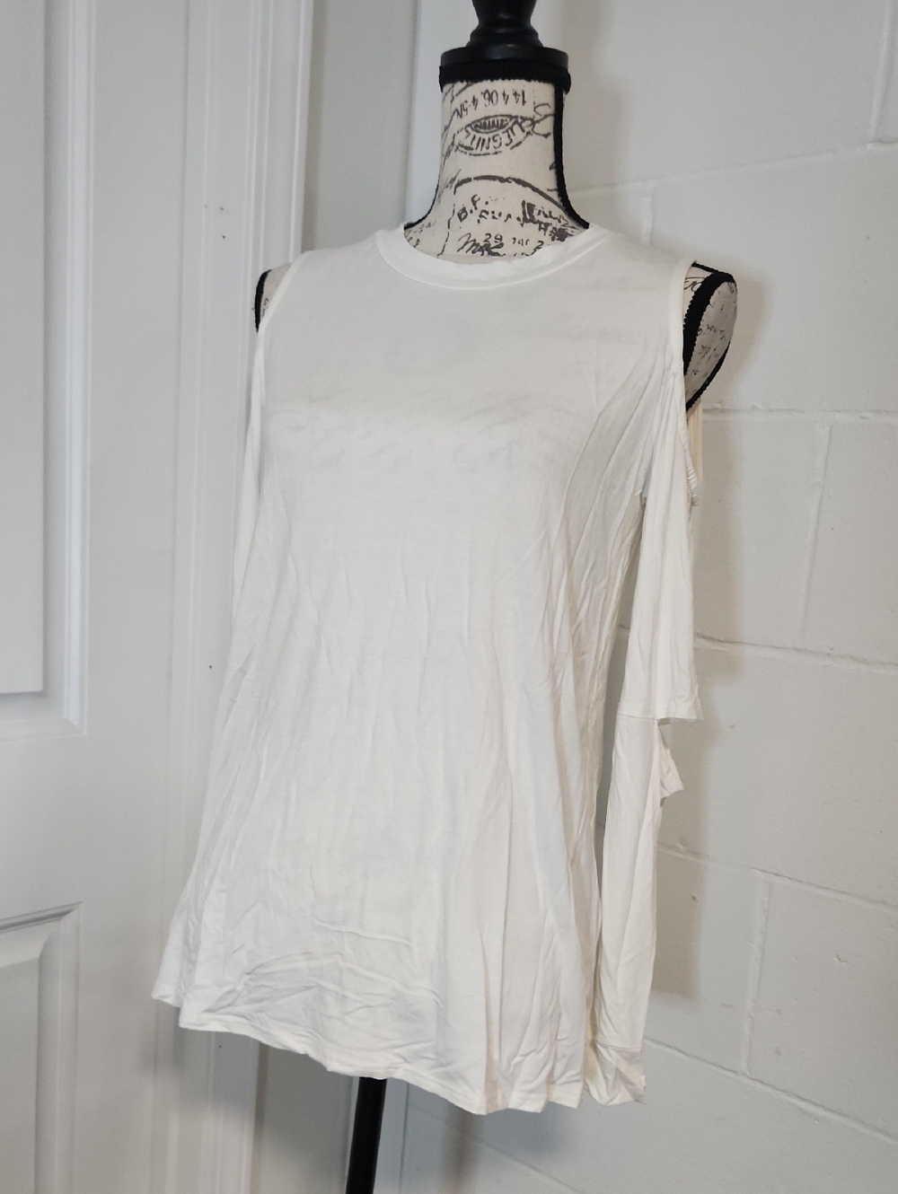 1.4.3. Story by Line Up White Cold-Shoulder And Elbow Top Size Small NWOT